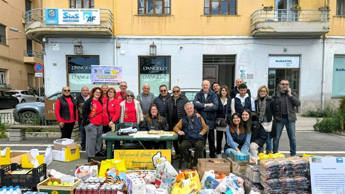 Solidarietà in piazza, raccolta alimentare nel cuore della città per le famiglie in difficoltà